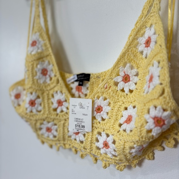 ✨HOST PICK ✨Debut Crochet Daisy Crop Top - Size M/L - Picture 3 of 4